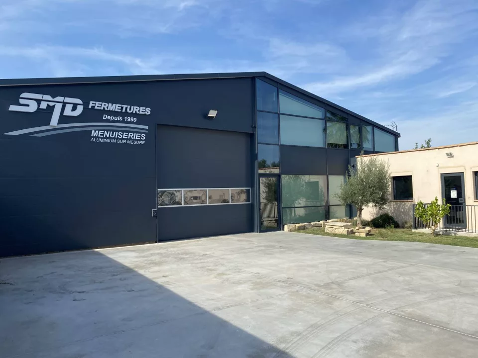 Fabrication de menuiseries aluminium dans l’atelier SMD Fermetures